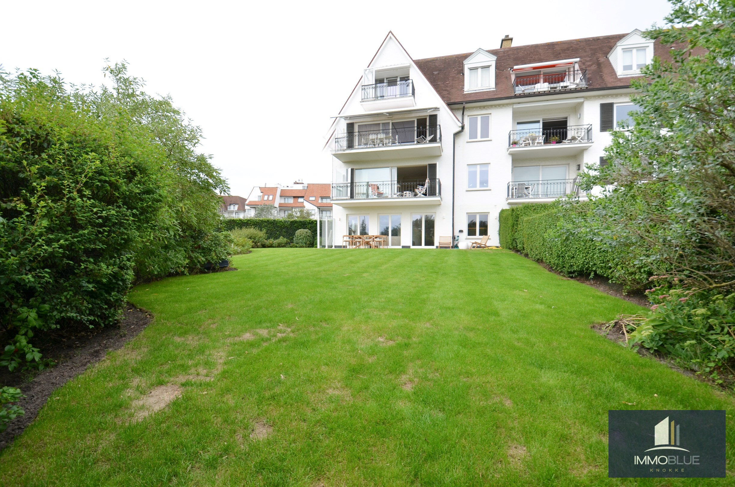 Uitzonderlijk hoekappartement met een zuid gerichte tuin gelegen in een villaresidentie in het Zoute. 