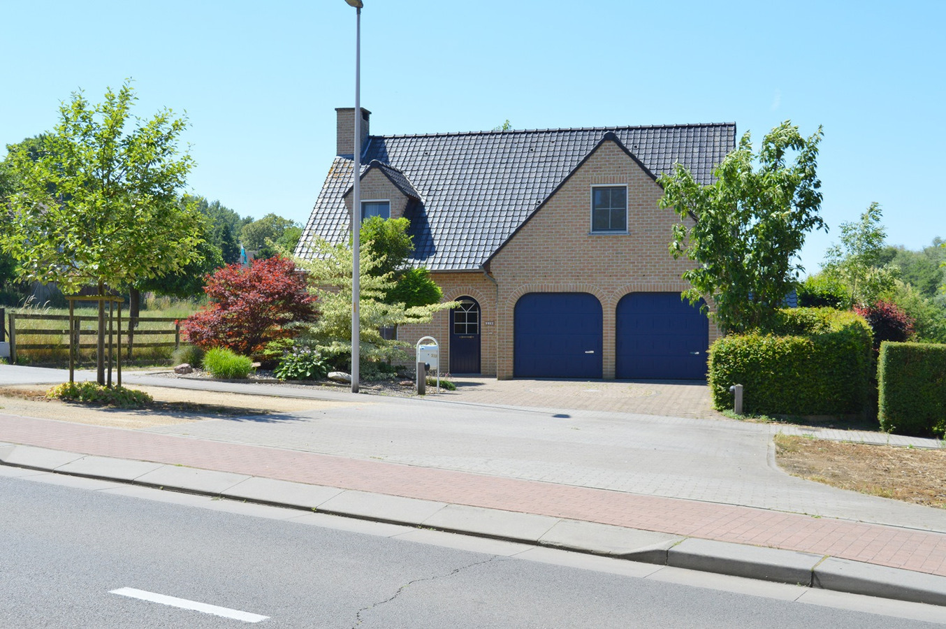 Mooie gezinswoning met stalgebouw en piste op ca. 5400m&#178; te Dworp 