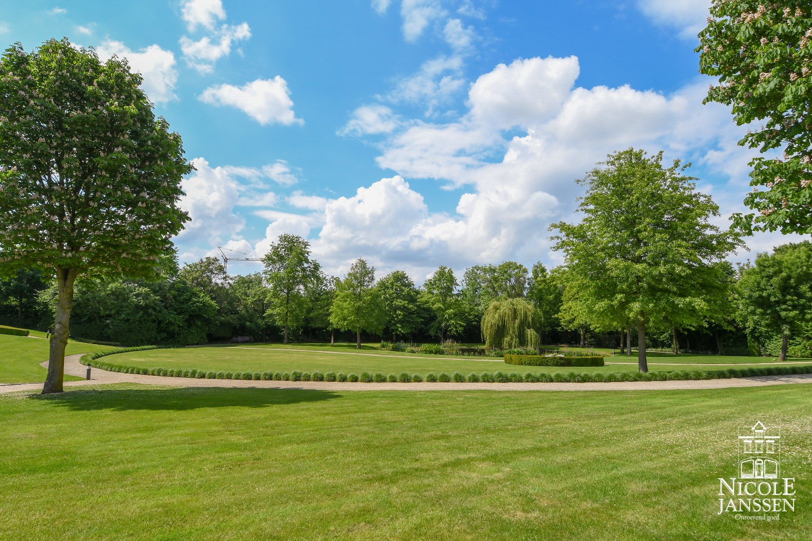 Mooie parkachtige tuin