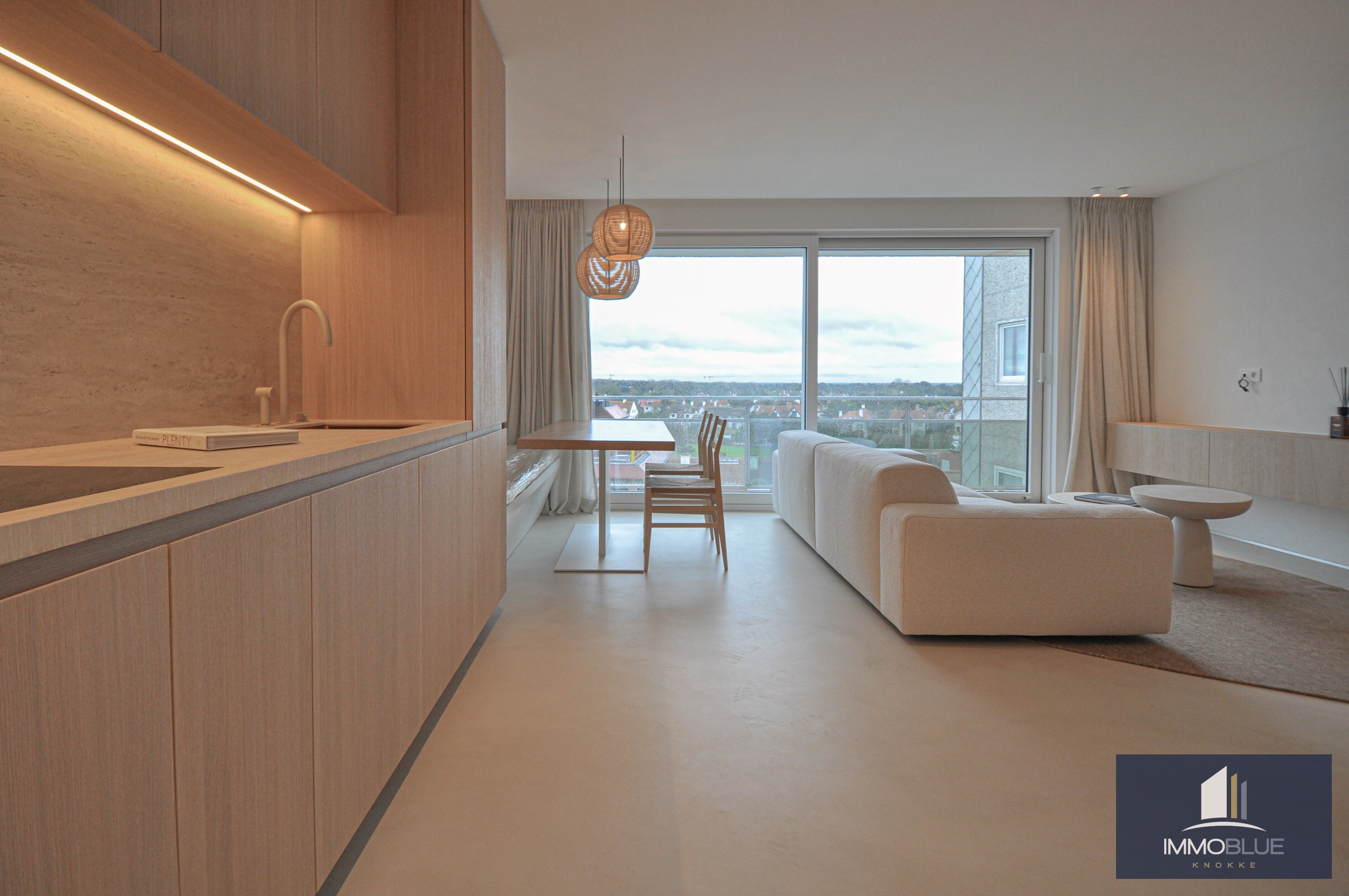 Luxueus volledig gerenoveerd appartement met een weids uitzicht over het Zoute gelegen nabij de Wandeldijk. 