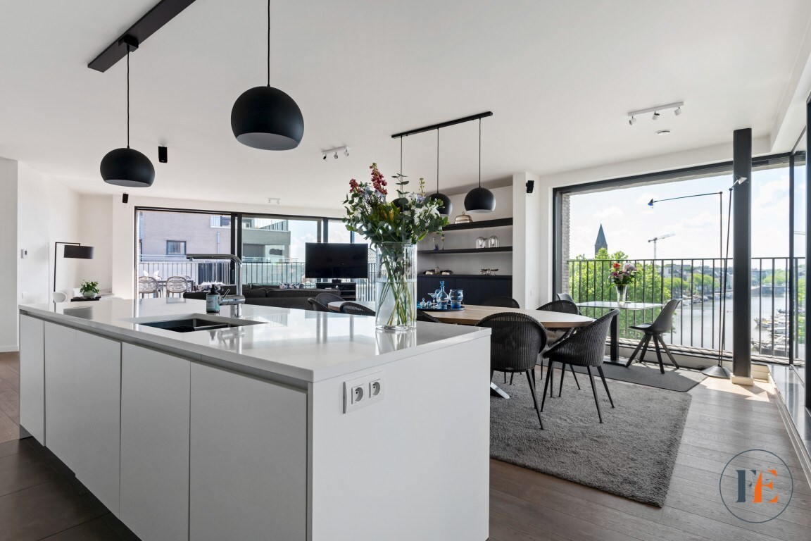 Mooi gelegen appartement langsheen het water met terrassen en parkeerplaats te Gent 