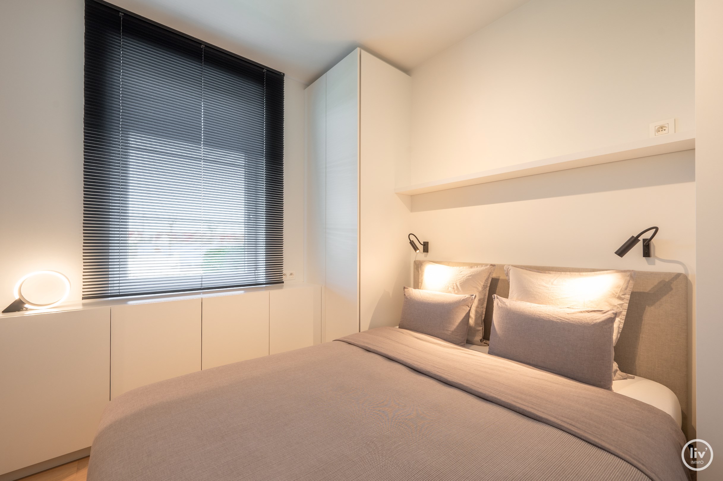 Magnifiek hoekappartement met een zon-geori&#235;nteerde tuin van 150 m&#178; in Duinenwater. Het appartement werd zeer fijn afgewerkt met hoogstaande materialen en is voorzien van alle comfort. 