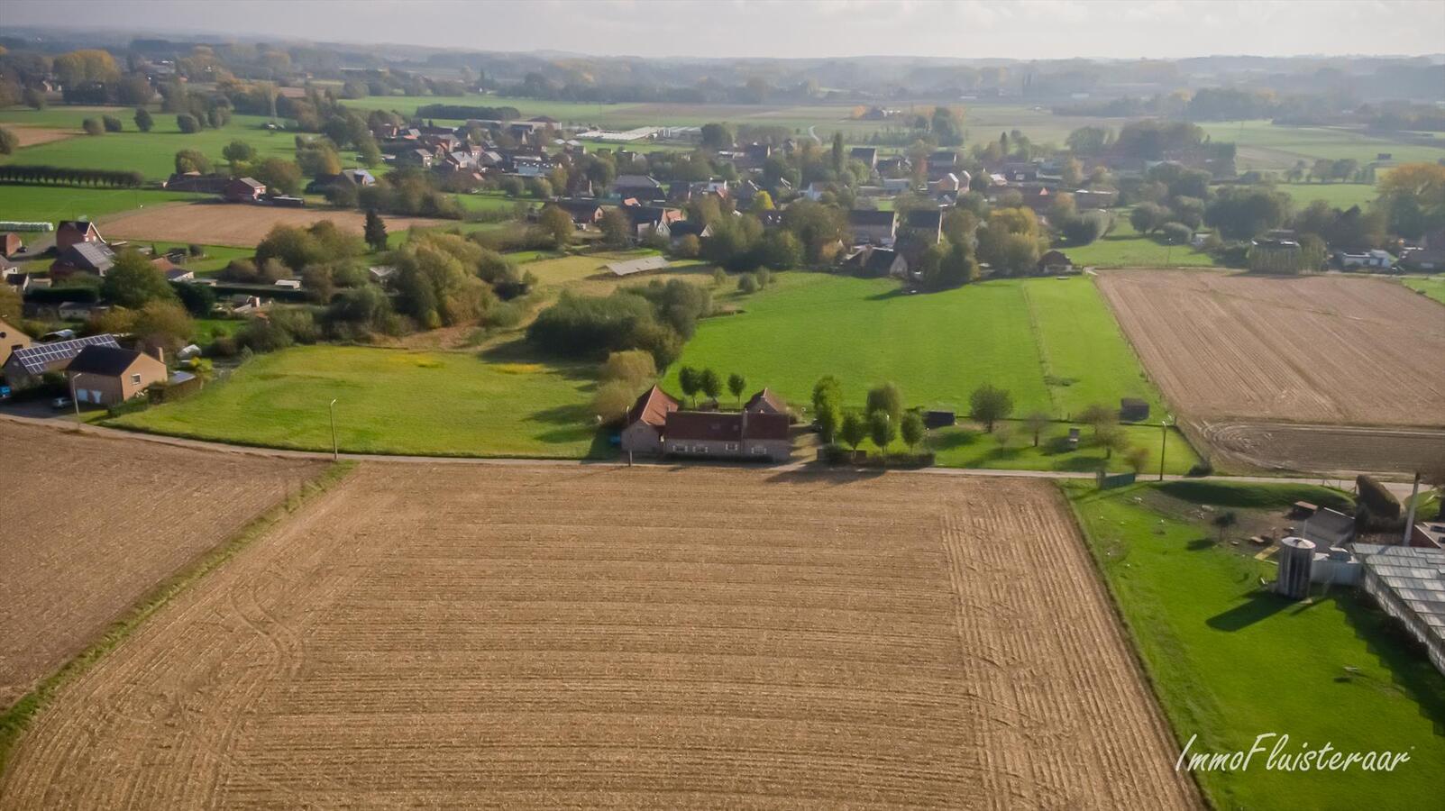 Betoverende, gezellige hoeve met stallen op 7.830 m&#178; te Wieze 