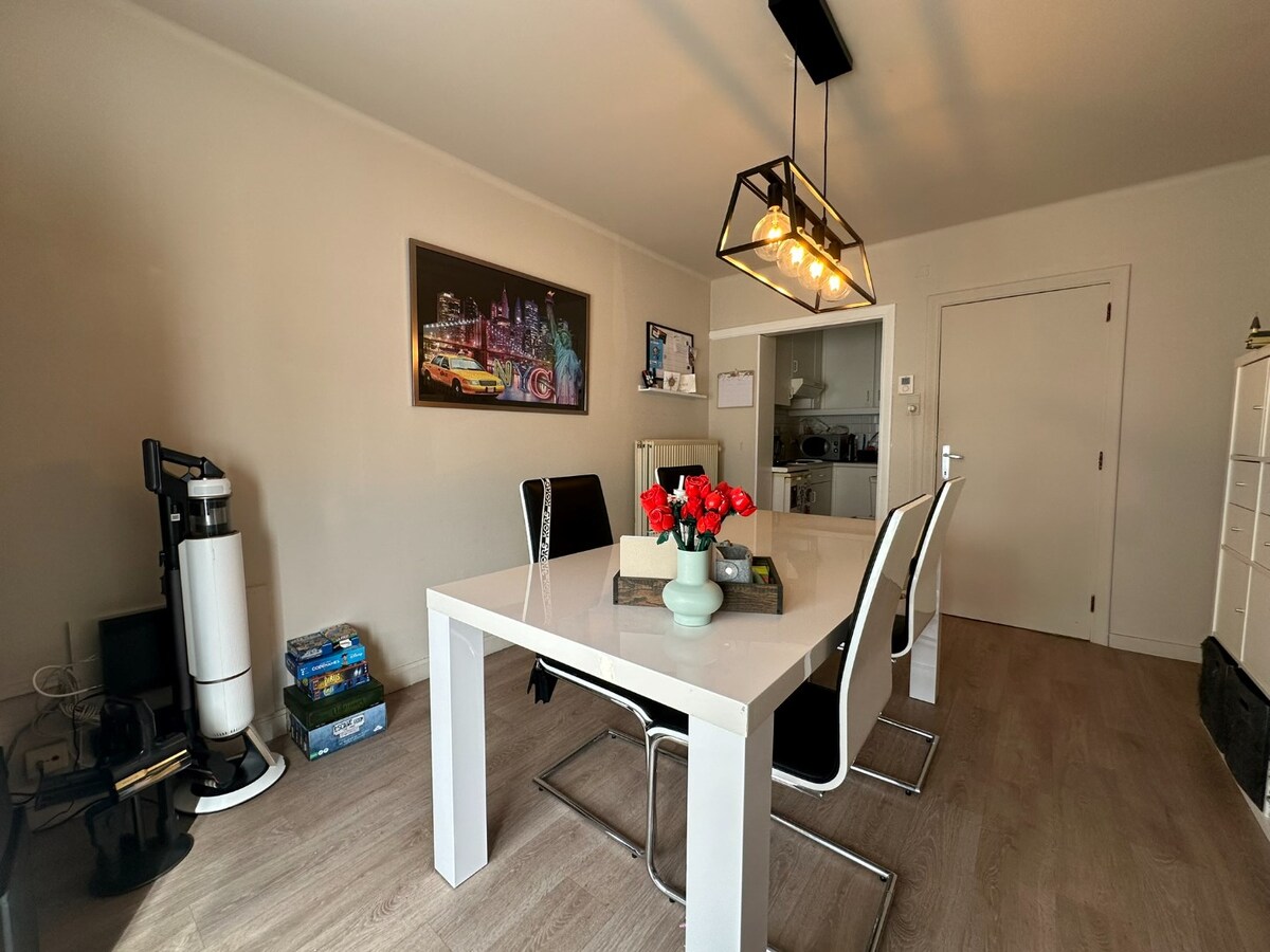 Interessante investeringsopportuniteit in hartje Malle: handelspand + 2 appartementen 
