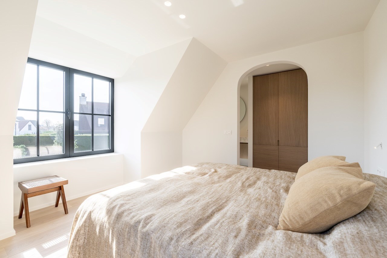 Prachtig gerenoveerde alleenstaande woning met oprit gelegen in een rustige wijk in Knokke nabij de Magere Schorre. 