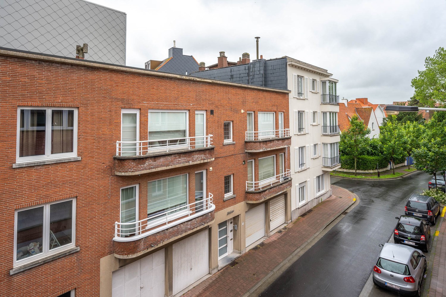 GEMEUBELD: Recent en gezellig ingericht appartement gelegen nabij de winkels en het strand. 