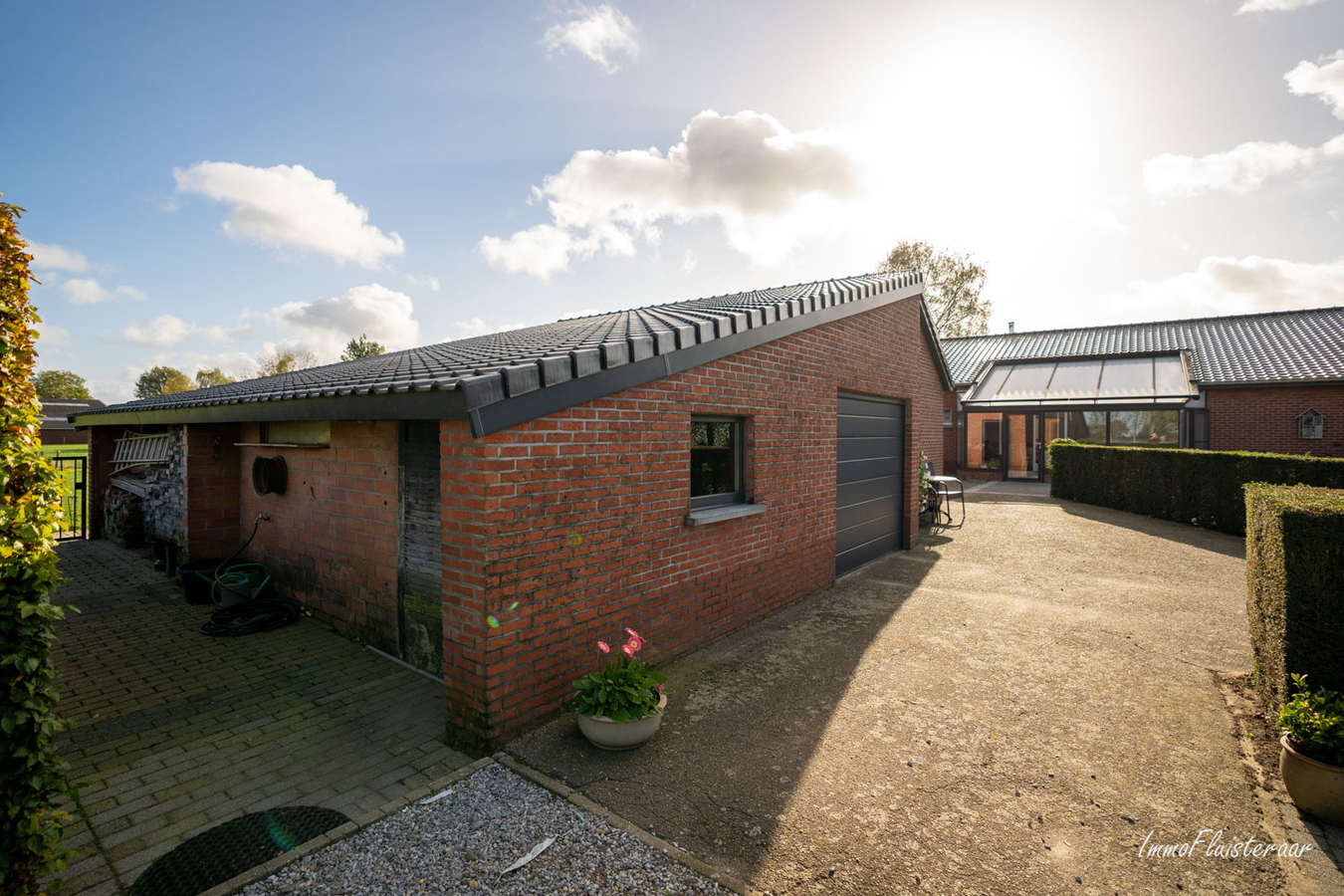 Charmante woning met stal en weide op ca. 1,5 ha gelegen te Peer. 