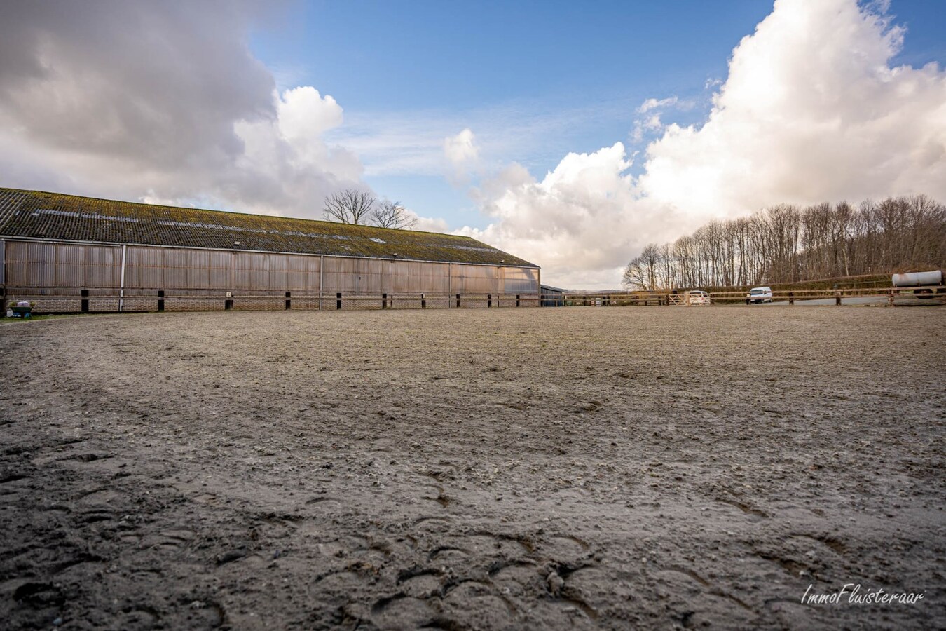 Prachtig paardencomplex met bedrijfswoning, ca. 33 stallen en binnenpiste op meer dan 5,6ha te Bever (Vlaams-Brabant) 