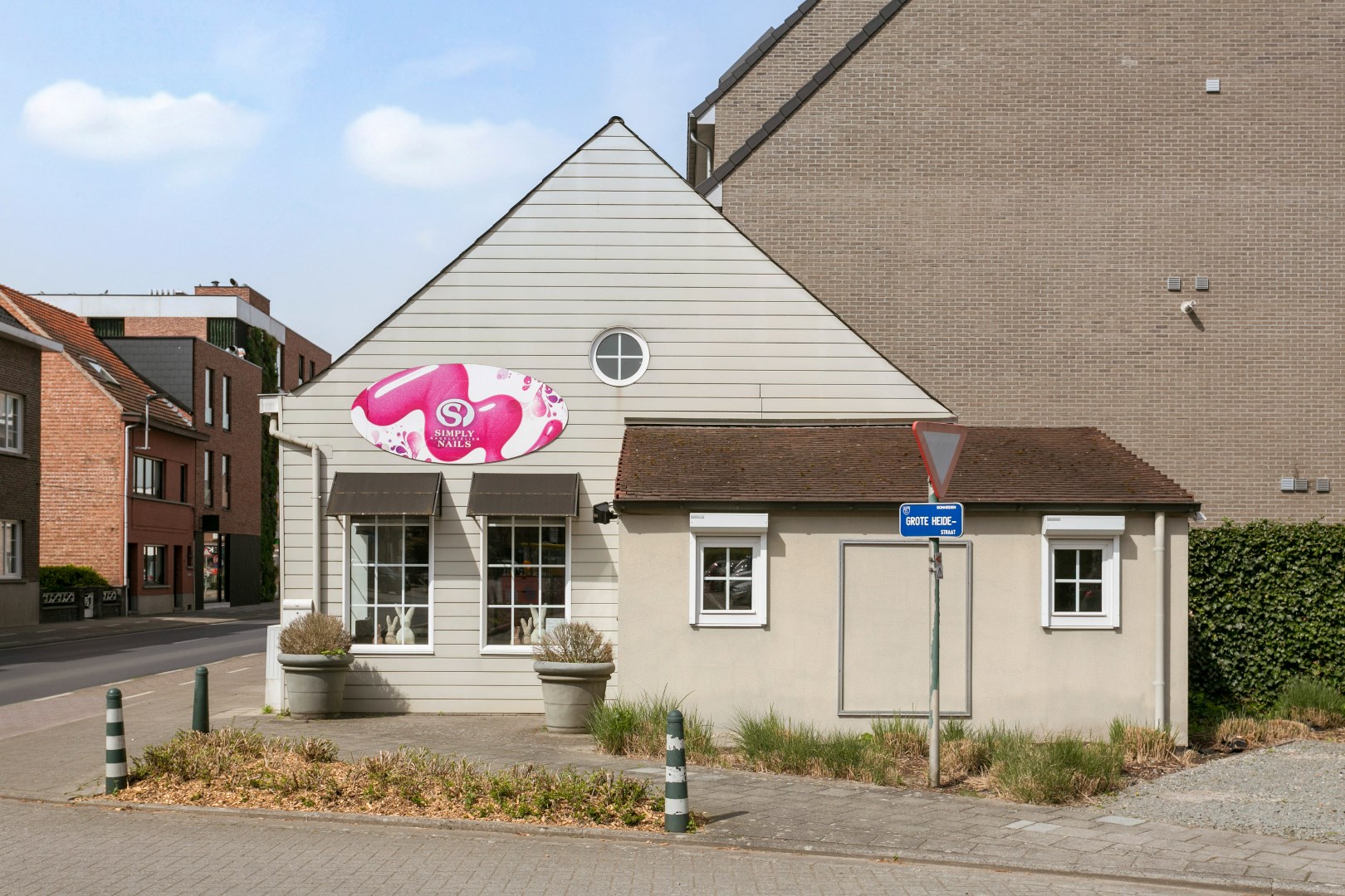Handelspand met parkeermogelijkheid in het centrum van Bonheiden 