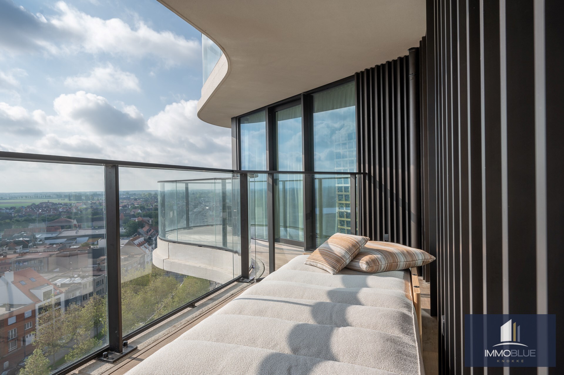 Luxueus appartement met een zeer ruim terras gelegen in de exclusieve residentie The Tower. 