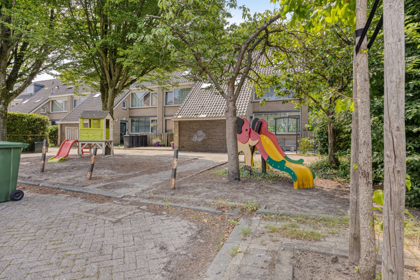 Ruime eengezinswoning met 5 kamers op eigen grond, 11 zonnepanelen en een centrale ligging in de wijk Ommoord. 