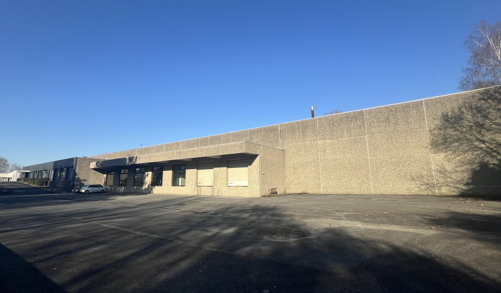 Bedrijfsgebouw met laadkades te huur in IZ Klein Frankrijk in Ronse