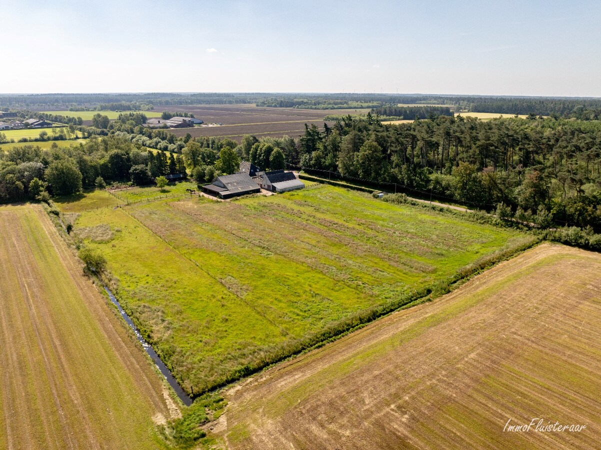 Authentiek landhuis met ruim stalgebouw en weides op ca. 1 ha te Weelde (Optioneel bij te kopen weide van ca. 1 ha) 