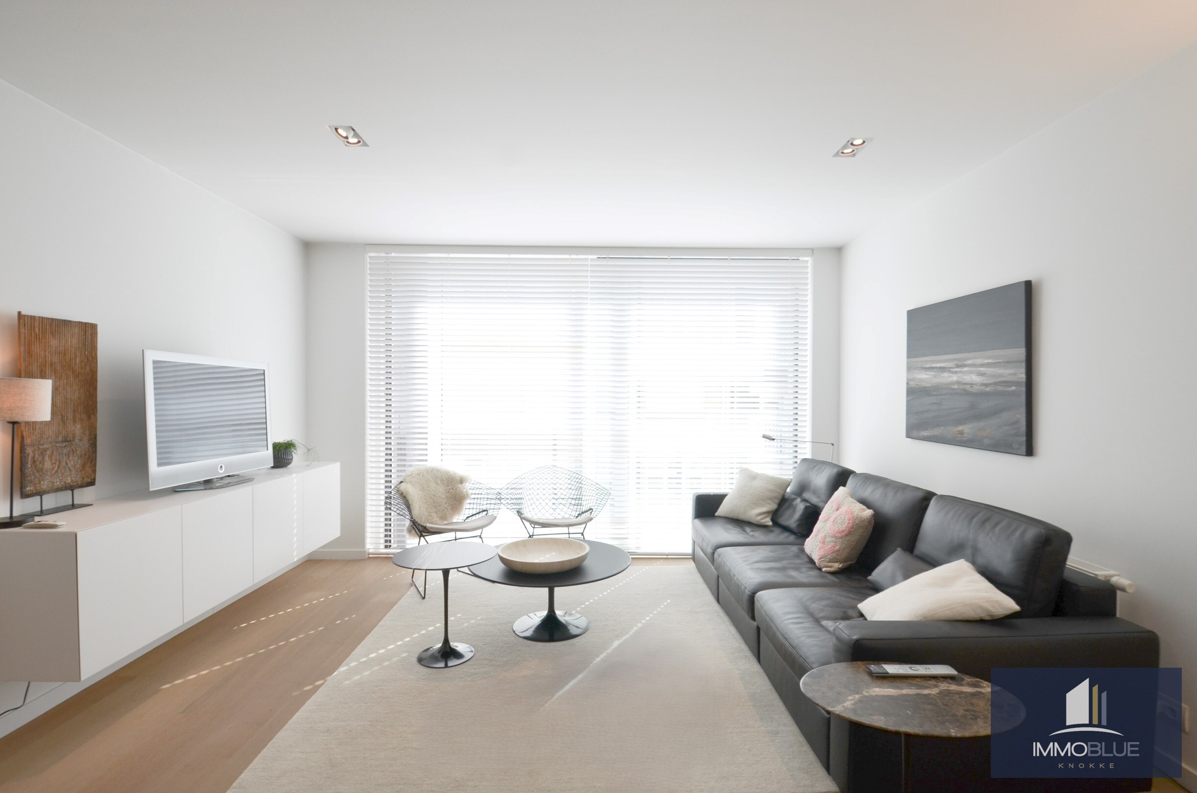 Appartement r&#233;cent avec terrasse ensoleill&#233;e situ&#233; en plein centre commercial et &#224; proximit&#233; imm&#233;diate de la plage. 