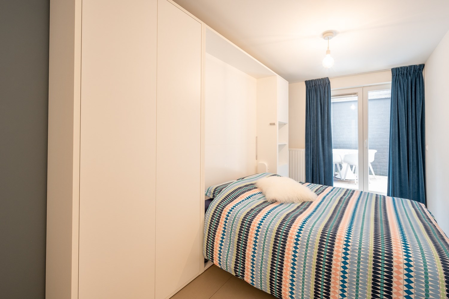 Aangenaam opgefrist gelijkvloersappartement met 2 slaapkamers en zongerichte koer gelegen in een recent gebouw te Knokke. 