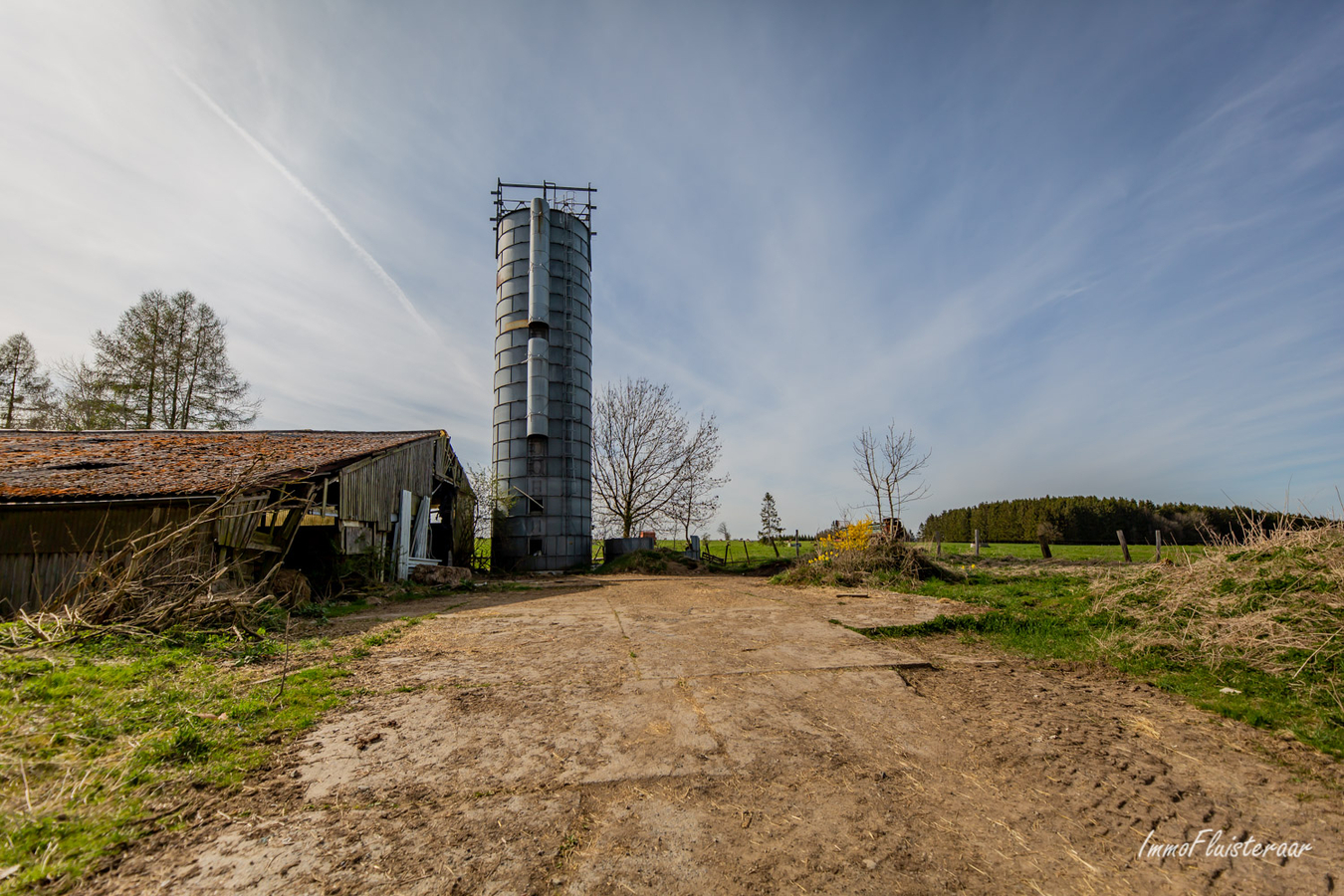 Woning met grote loods en weiland op ca. 9ha te Gr&#252;fflingen (Burg-Reuland/Luik) 