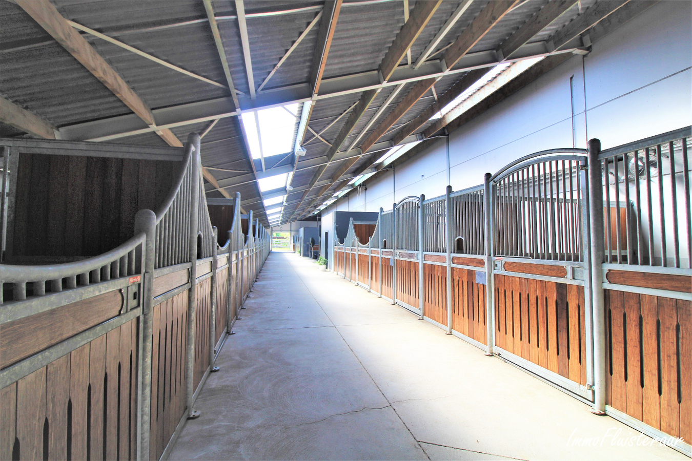 Professional recently built equestrian center on more than 3ha at Hannut (Luik/Li&#232;ge; Belgium) 