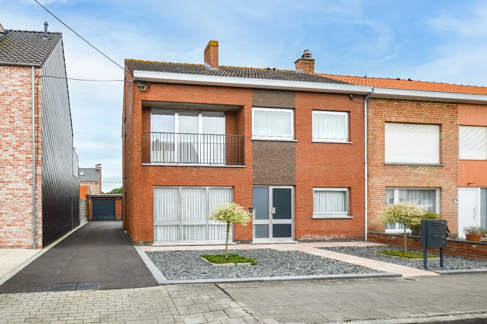 Opbrengsteigendom in centrum Eernegem: 2 appartementen en 4 garages