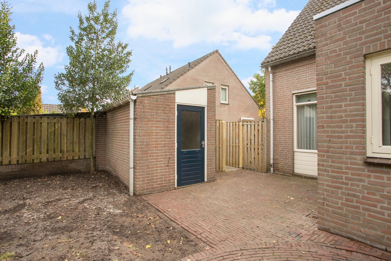 Degelijk gebouwde tweekapper met berging gelegen op een mooie rechte kavel van 309 m2. 