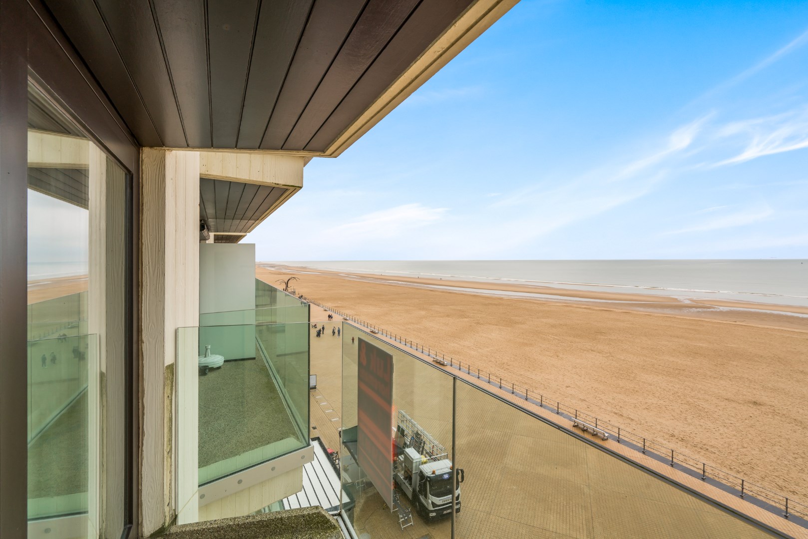 STUDIO AVEC VUE FRONTALE SUR MER ET TERRASSE  – SITUATION UNIQUE 