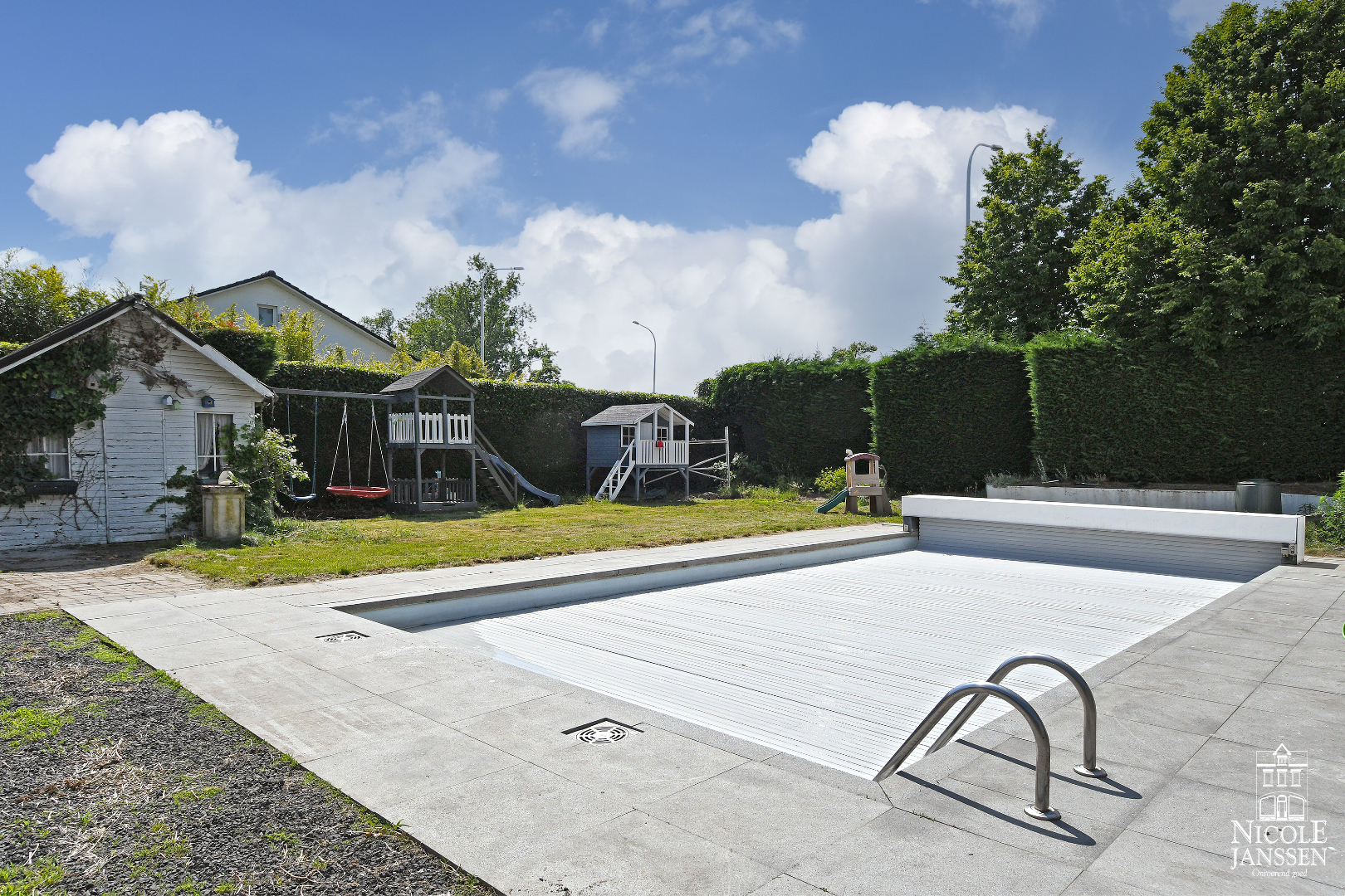 Charmante gezinswoning met vier slaapkamers en ingesloten tuin met zwembad 