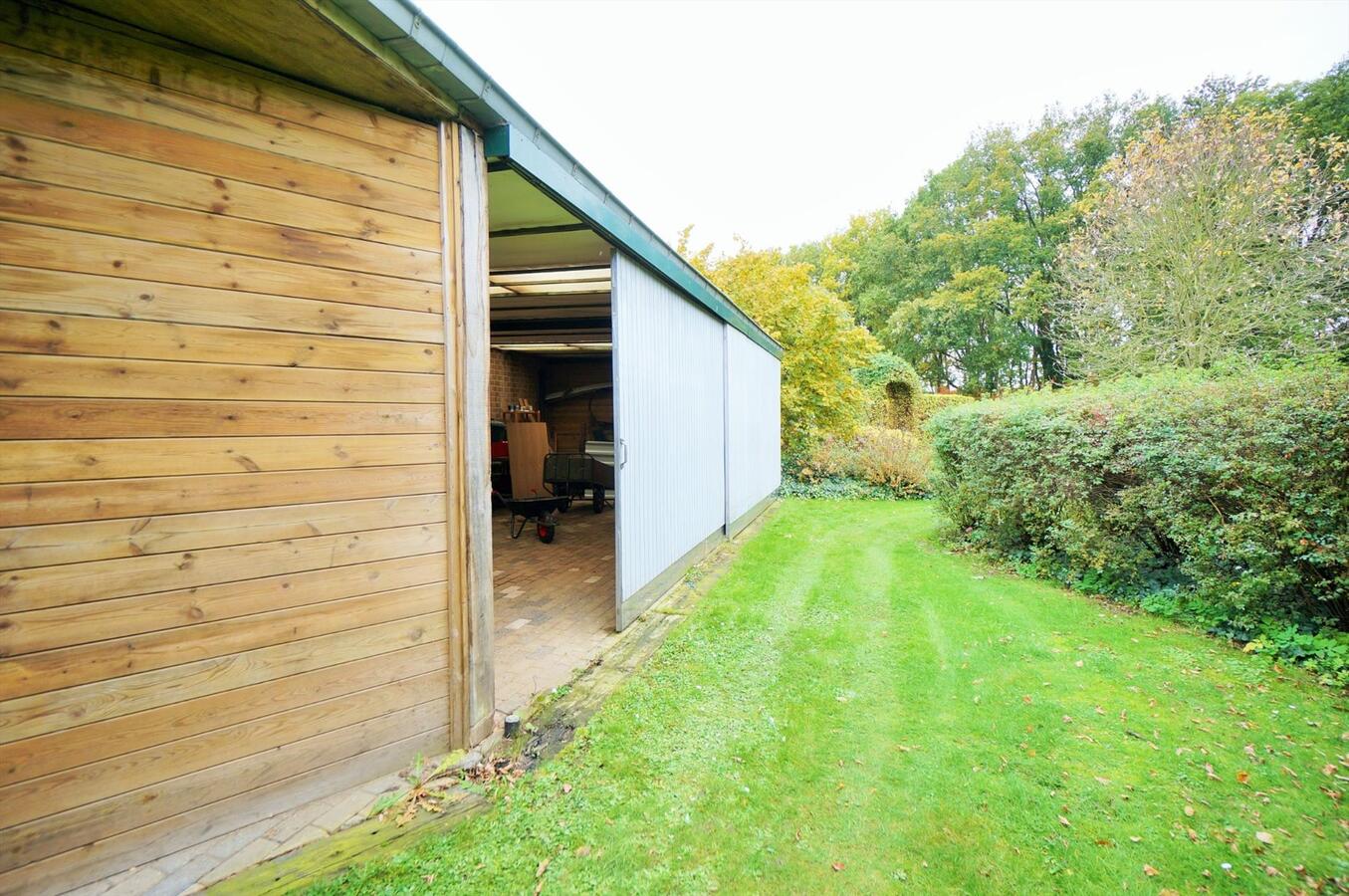 Prachtig landhuis met 5 stallen en weide op ca. 1,4 ha te Westerlo 