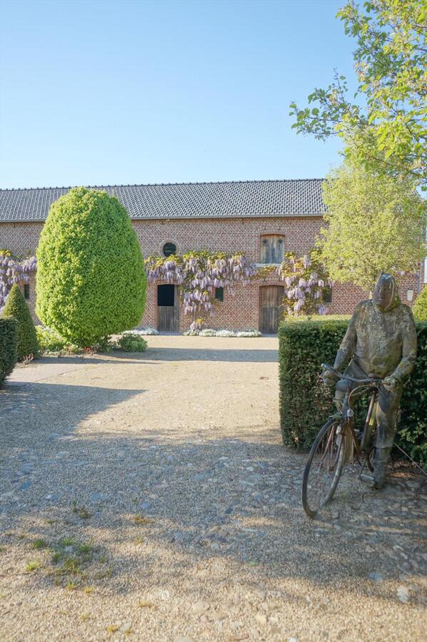 Landgoed met paardenstallen op ca. 7,5 Ha te Maaseik 