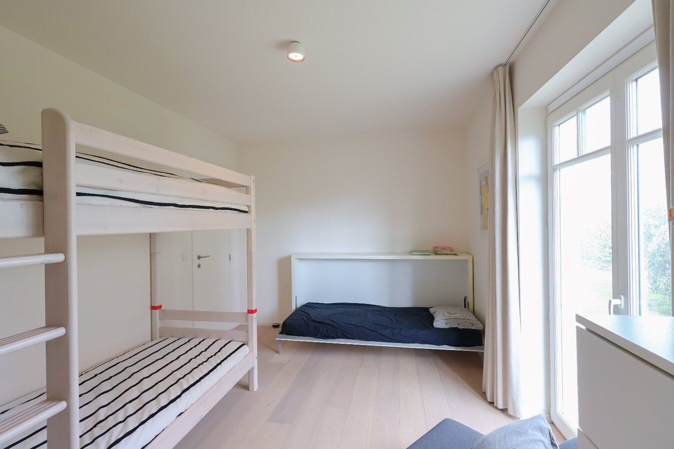 Modern 2slpk-appartement met priv&#233; tuin op wandelafstand van het strand 