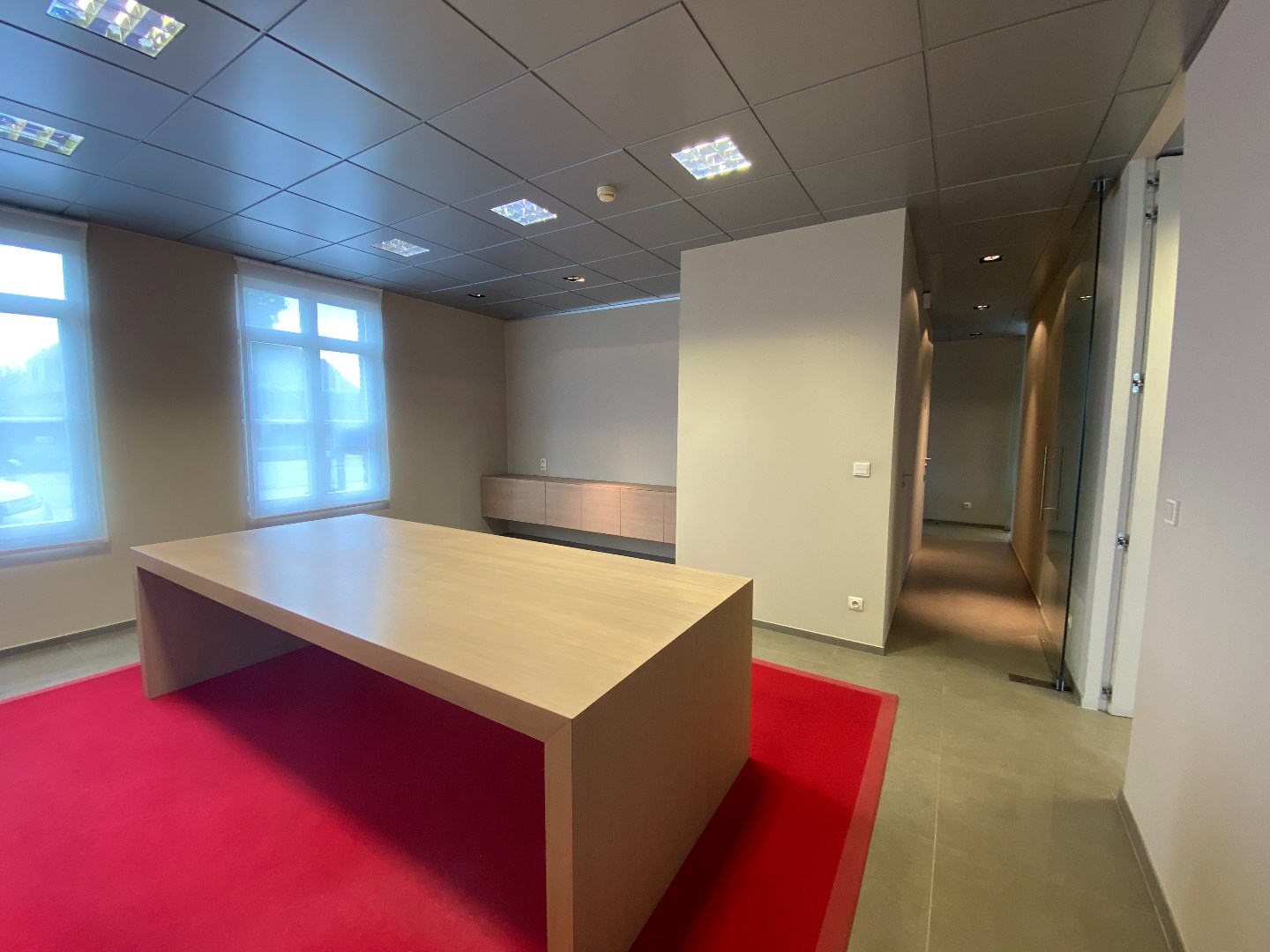 Stijlvol gelijkvloers handelspand van ca 150 m&#178; op zeer commerci&#235;le ligging! 