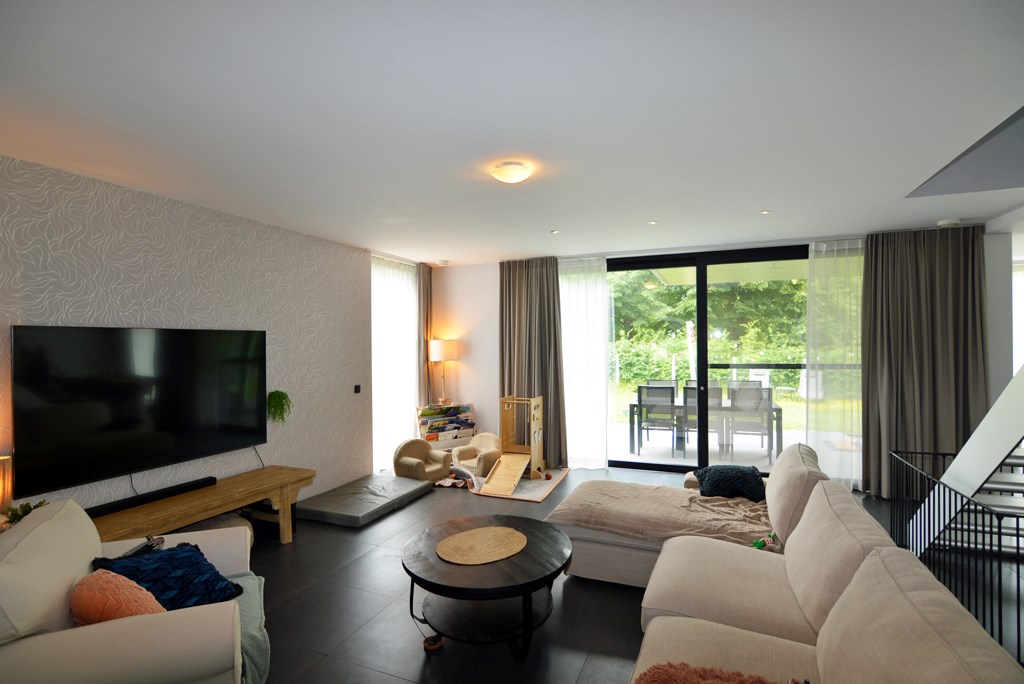 Moderne, energiezuinige woning met 4 slpks op 7a 7ca. 