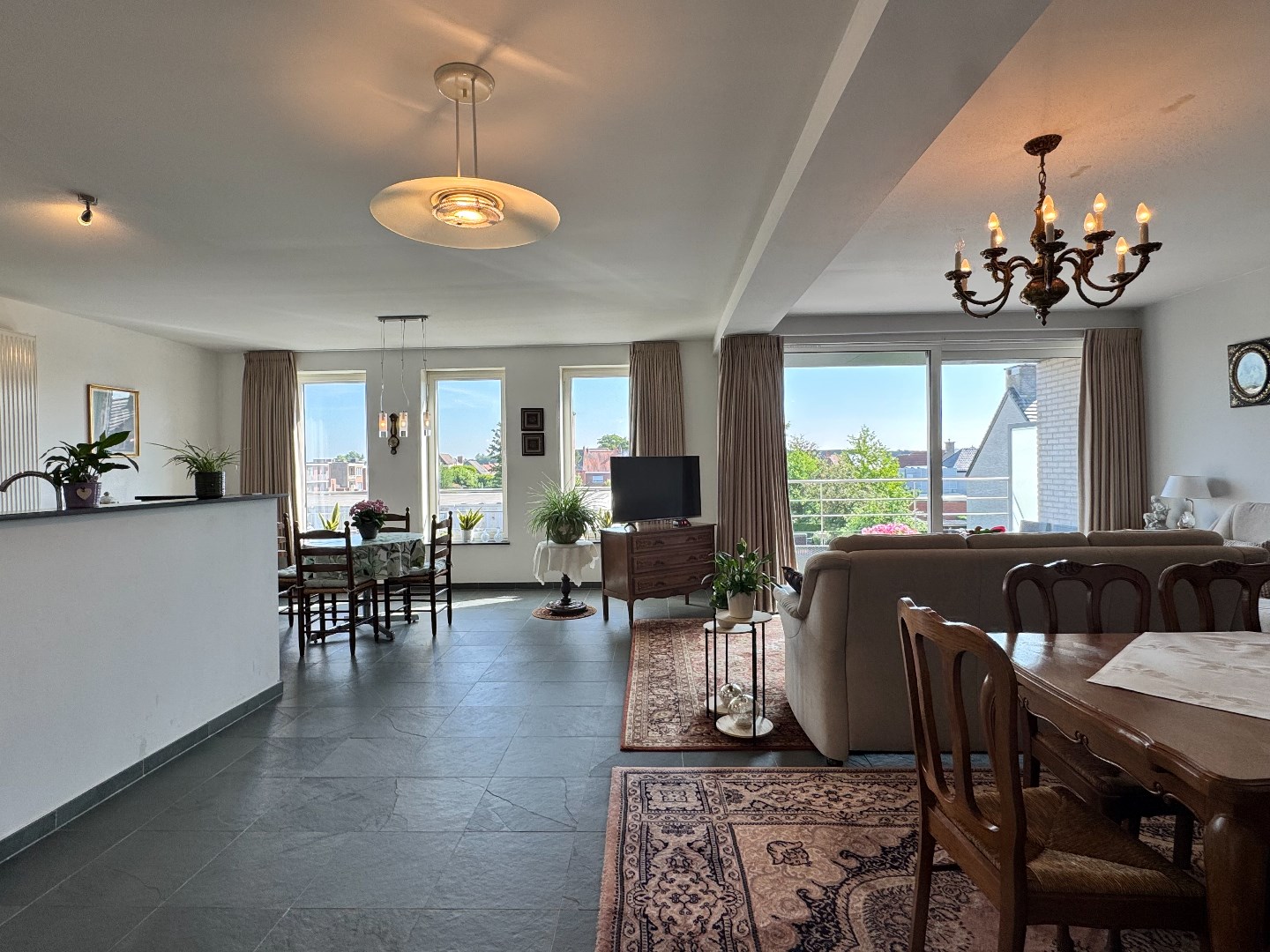 Ruim appartement met ondergrondse garage te koop in hartje Zulte 