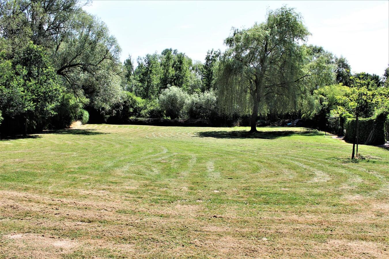 Vernieuwde hoeve met prachtig aangelegde tuin en achterliggend weiland op ca. 55a te Essene (Vlaams-Brabant) 