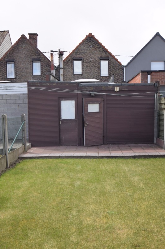 Grondig op te knappen woning met tuin, op toffe ligging. 