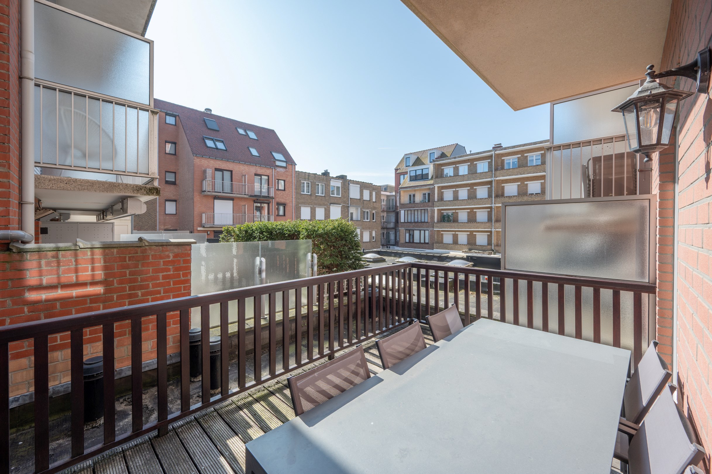 Instapklaar appartement met mooi zonneterras, gelegen op de Dumortierlaan. 
