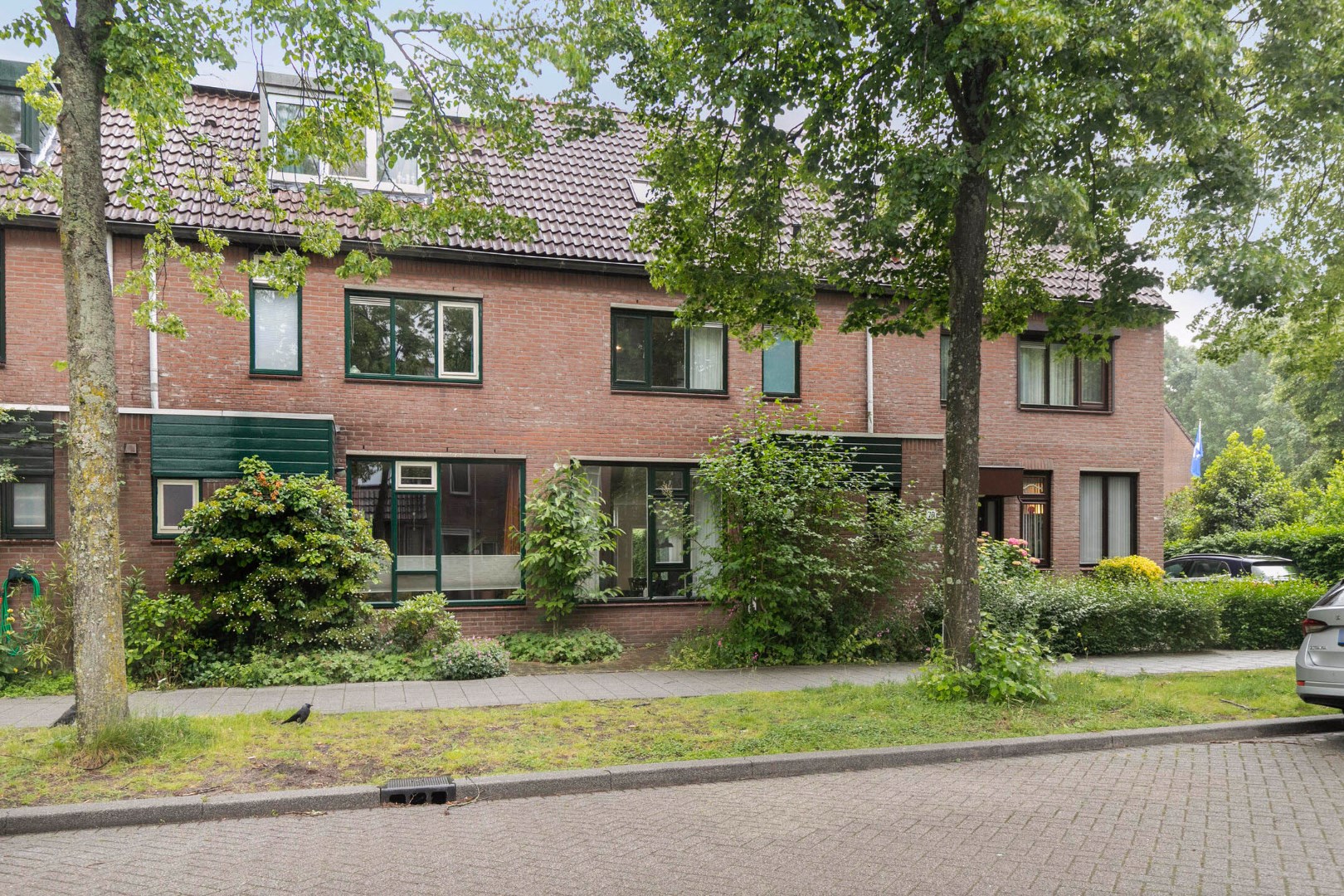Keurige 5-kamer tussenwoning met fraaie keuken en badkamer, ruime achtertuin en gelegen op eigen grond! 