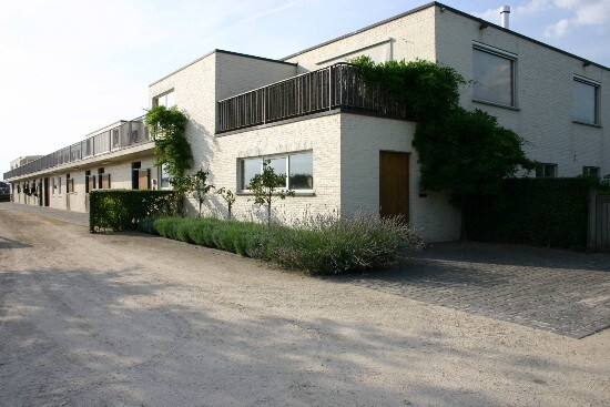 Unieke hippische accommodatie met 6 appartementen/studio’s op ca. 2,5 ha te Amougies (Henegouwen) 