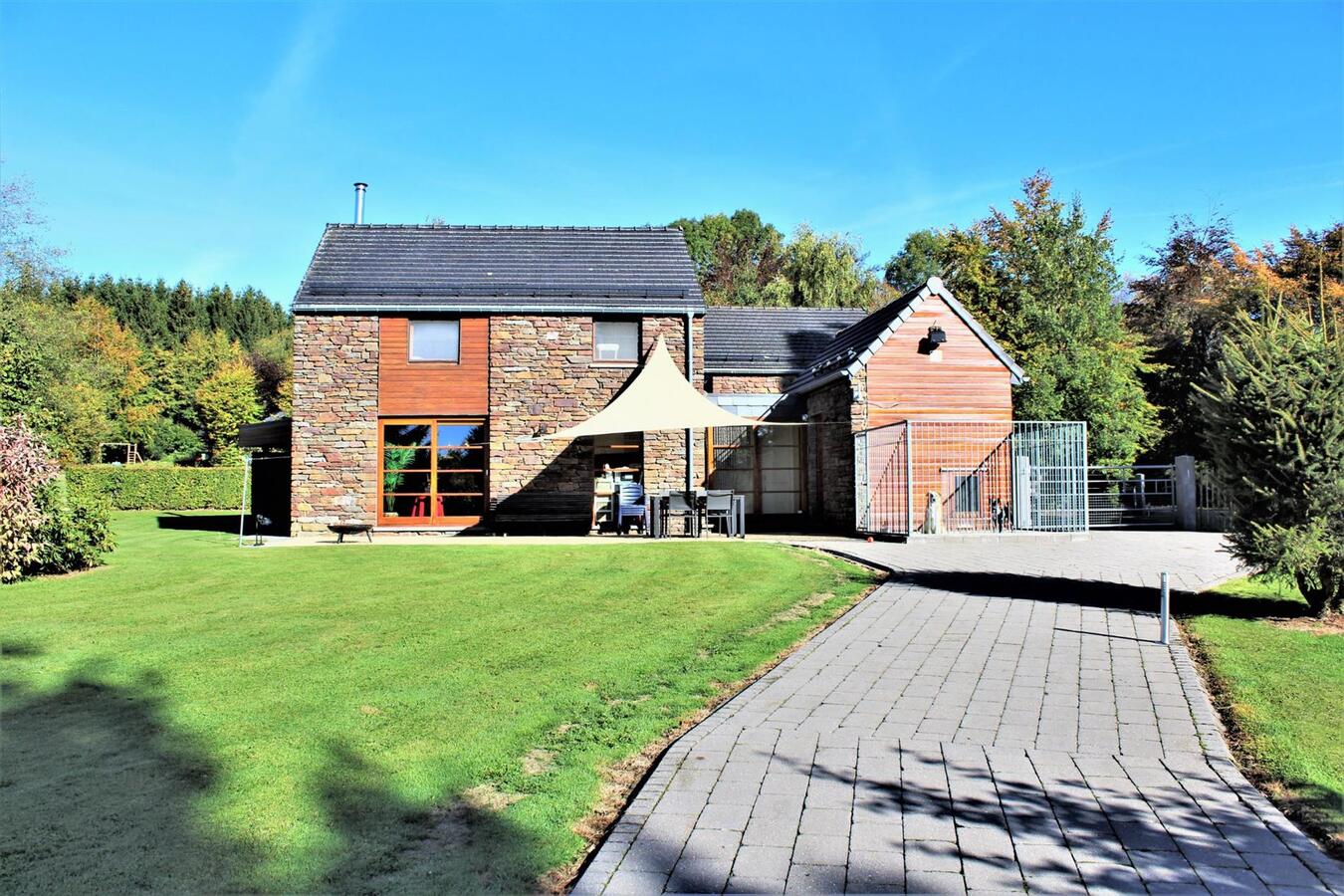 Villa avec boxes, piste ext&#233;rieure et p&#226;tures sur environ 1.9ha &#224; Malmedy (Li&#232;ge) 