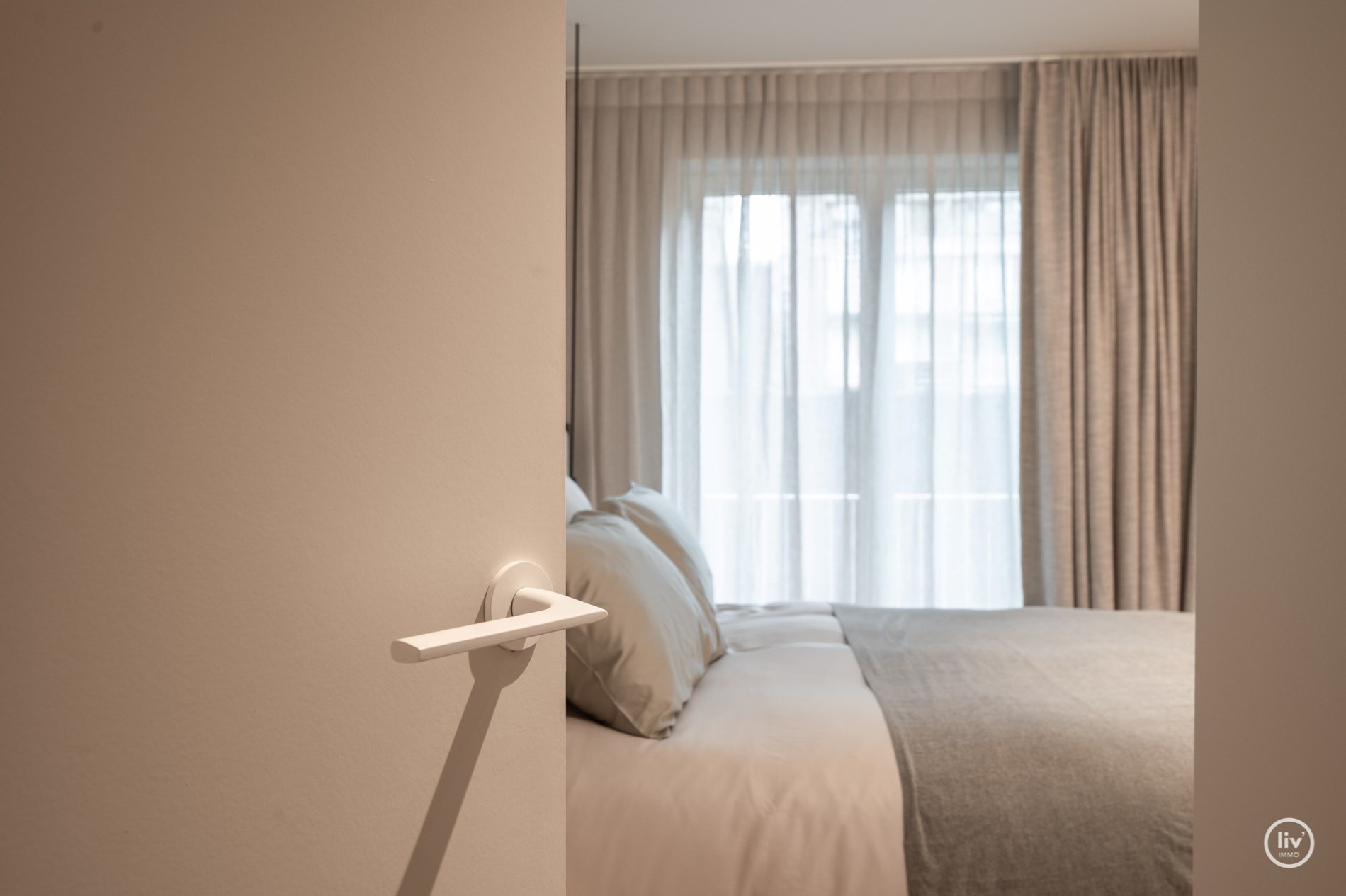 OPENDEURDAG vrijdag 11 juli 2025 van 16:15 tot 18:00 in de Van Bunnenlaan 32, 8300 Knokke-Heist. Magnifiek gerenoveerd appartement van 150 m&#178; met open zicht op de Heilighart kerk – Dumortierlaan, Knok 