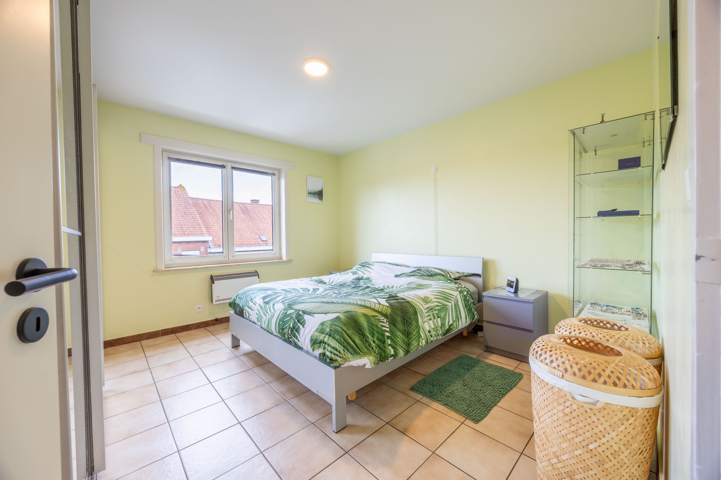 INSTAPKLAAR APPARTEMENT MET 2 SLAAPKAMERS EN GARAGE 