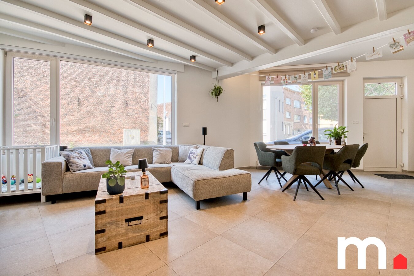 Centraal gelegen instapklare woning met tuin en uitweg via garage ! 