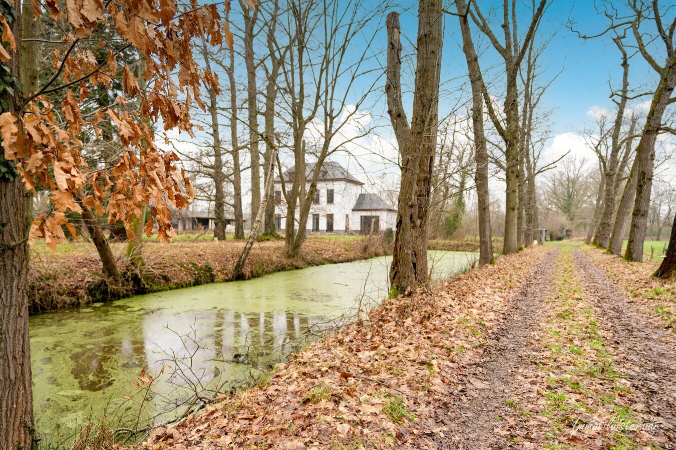 Uniek casco landhuis op een idyllische  locatie op ca. 8,26 ha te Diest 