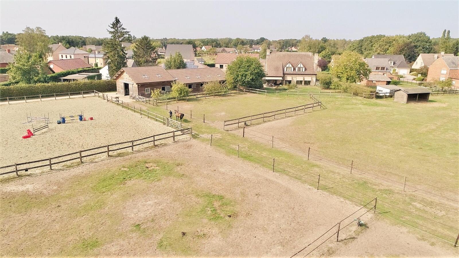 Exceptionally charming villa with horse accommodation and meadows on approximately 1,53ha in Keerberen (Flemish Brabant). 