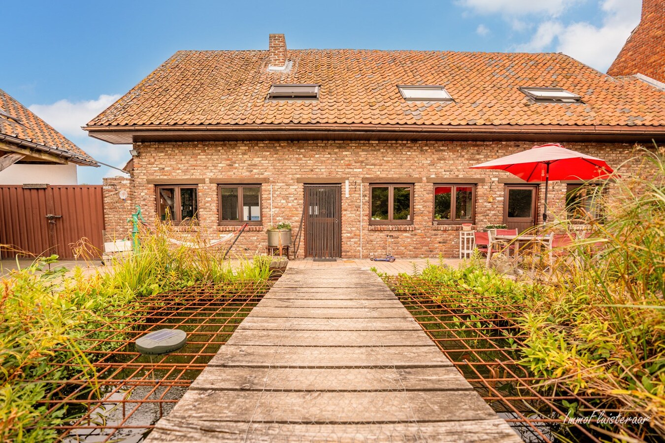 Ruime woning met bijgebouw en een loods op ca. 25 are te Kortessem 