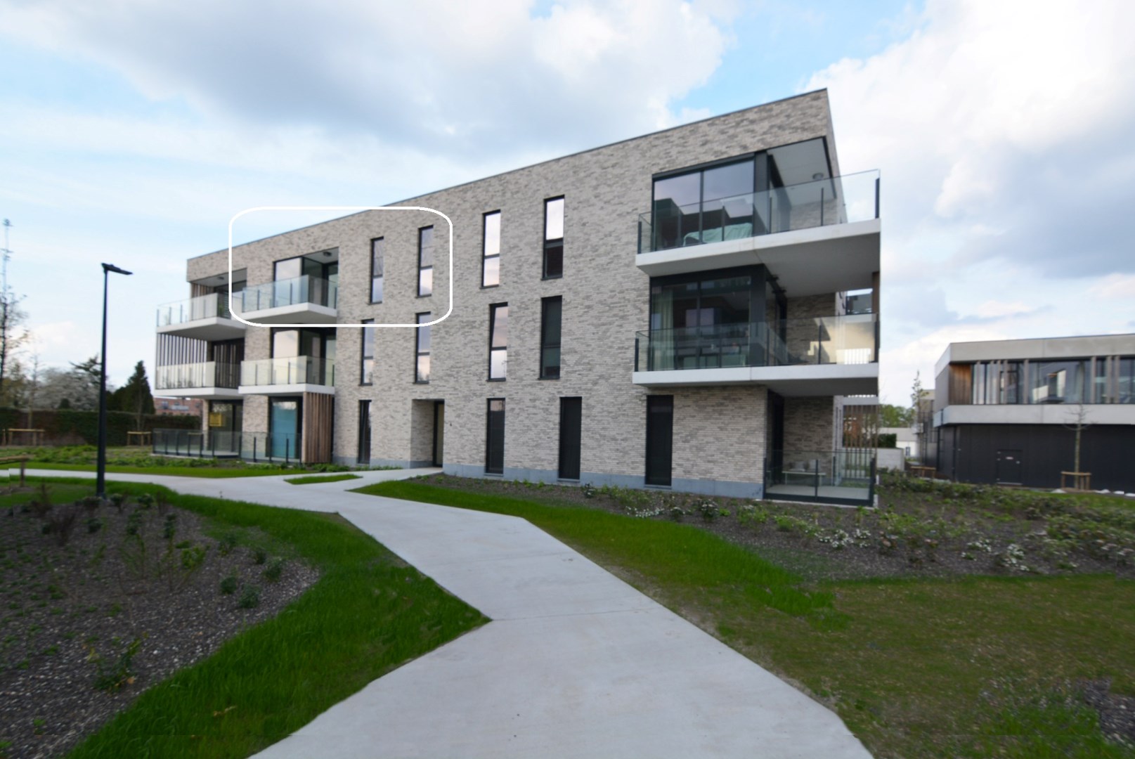 Modern energiezuinig appartement met 2 slpks, terras, autostaanplaats en kelderberging. 