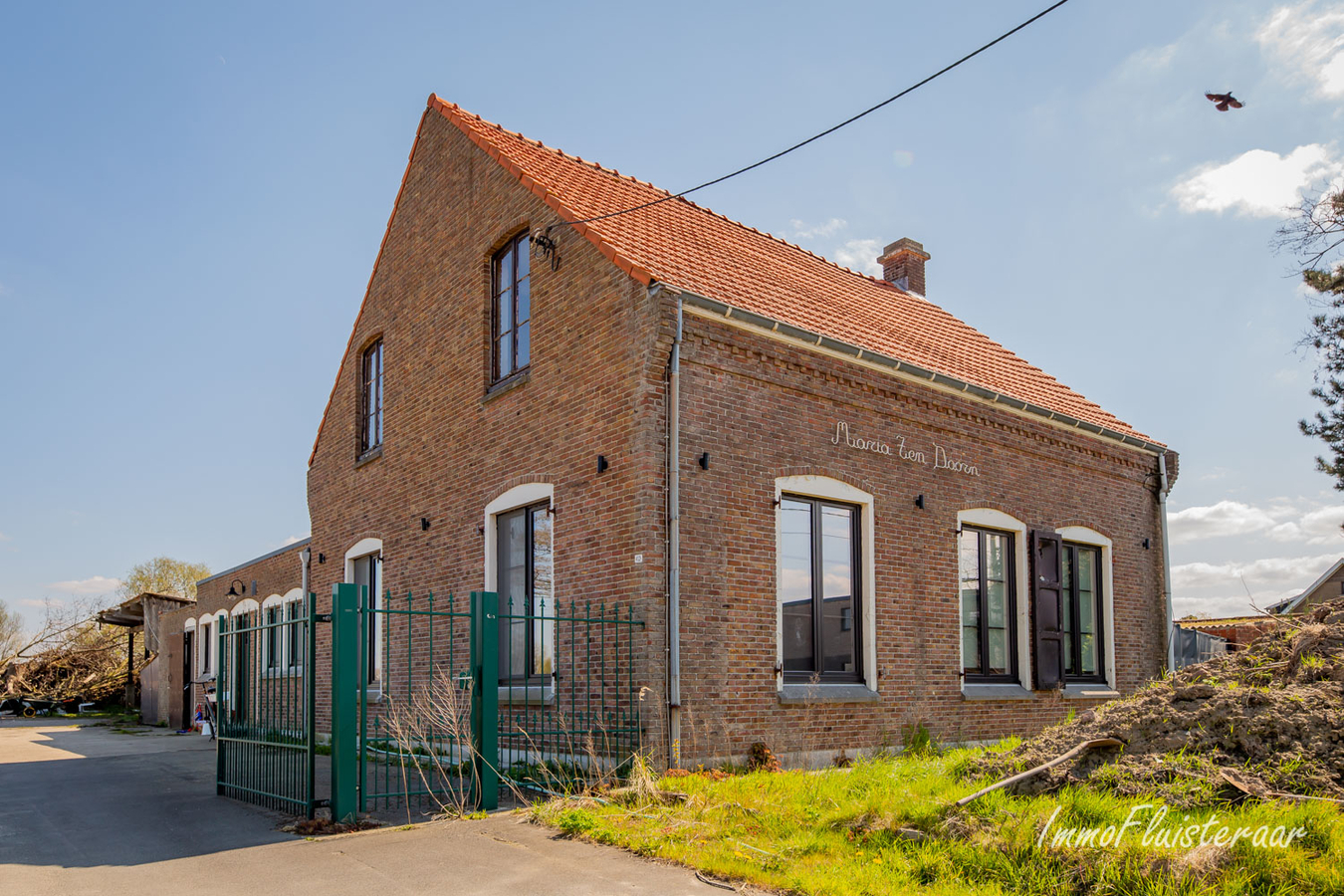 Voyante woning met stalgebouw en aanpalende weiden op 9.599m&#178; 