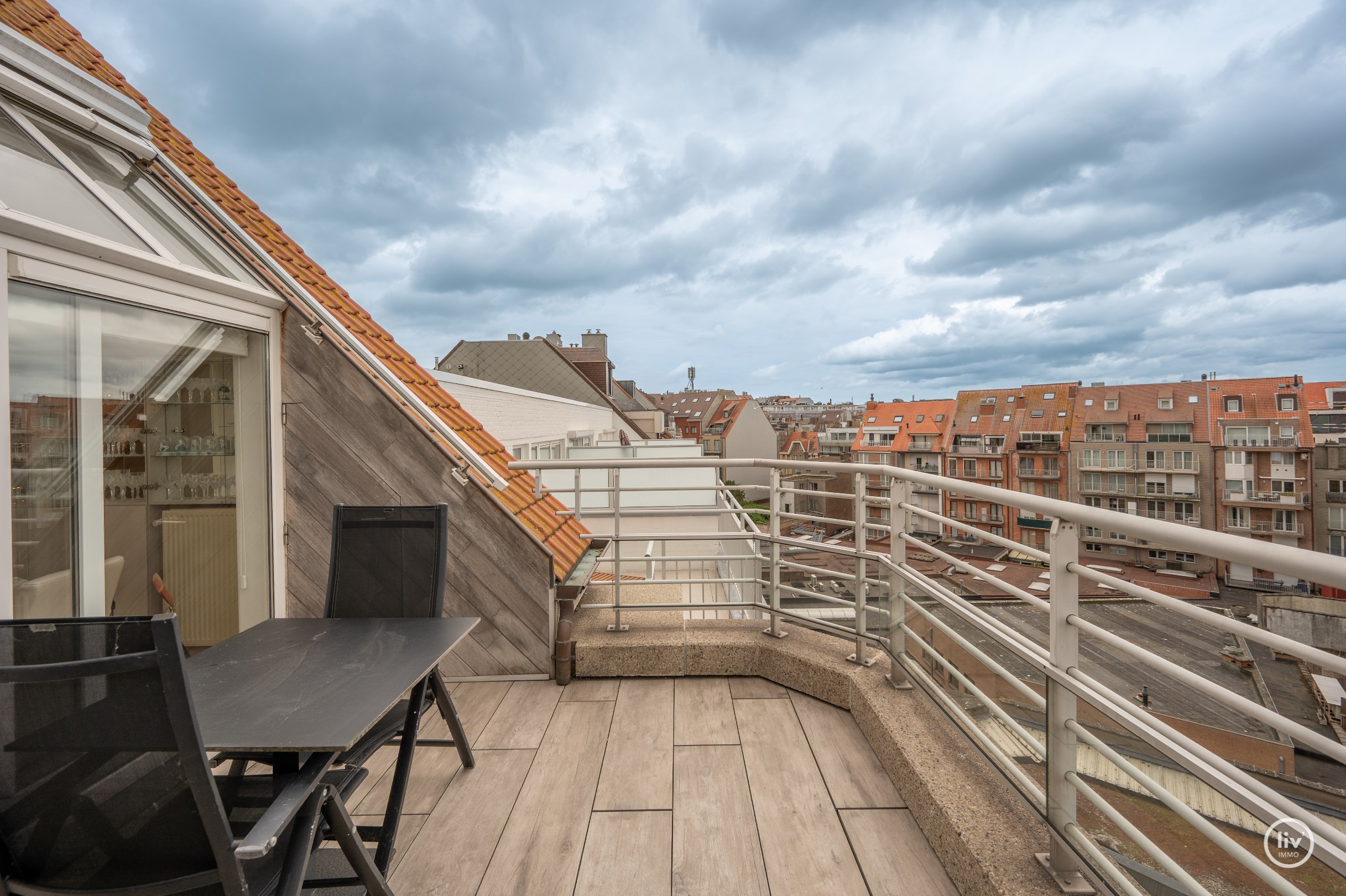 Instapklaar duplexappartement met 2 slaapkamers en grote terrassen (Zijdelings Zeezicht) gelegen op de Lippenslaan. 