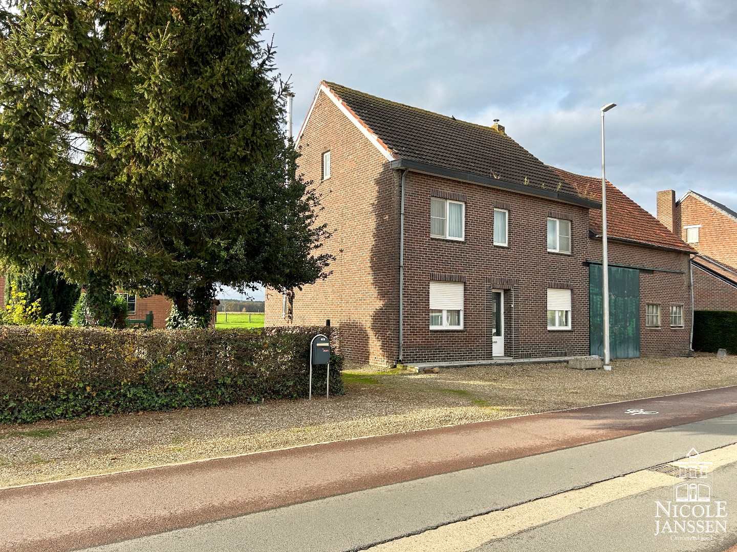 Te renoveren ruime hoevewoning met stallingen en grond 