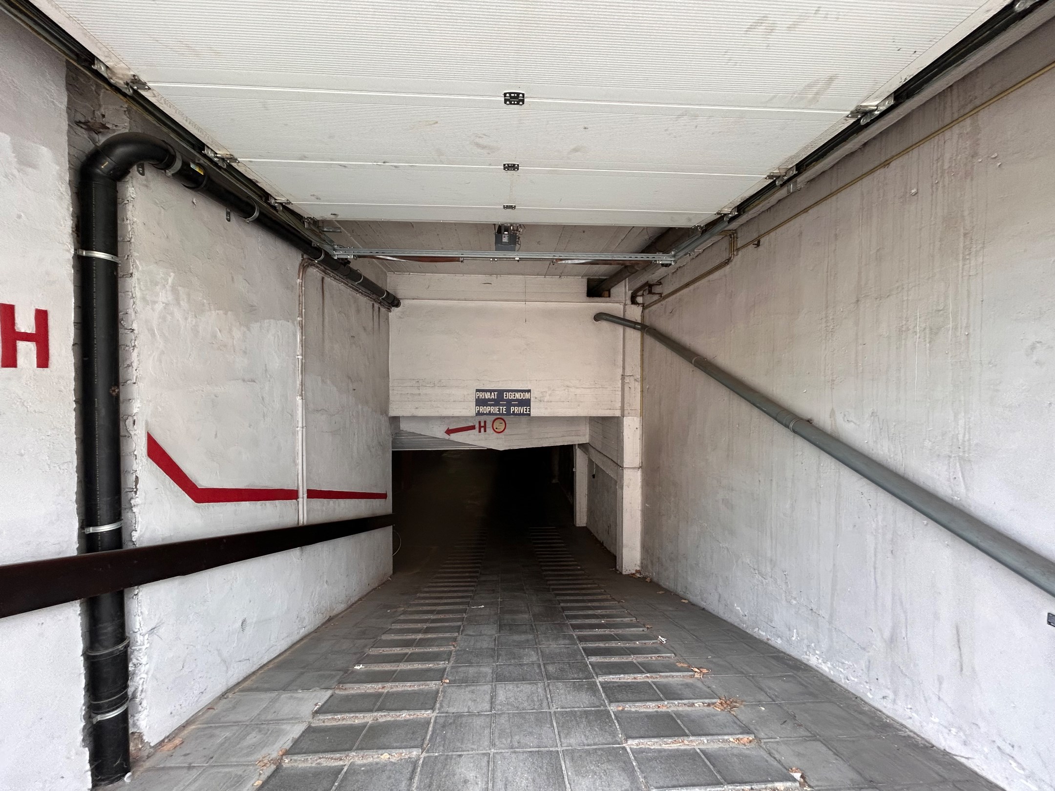Emplacement spacieux &#224; louer au 151 avenue Piers de Raveschoot. 