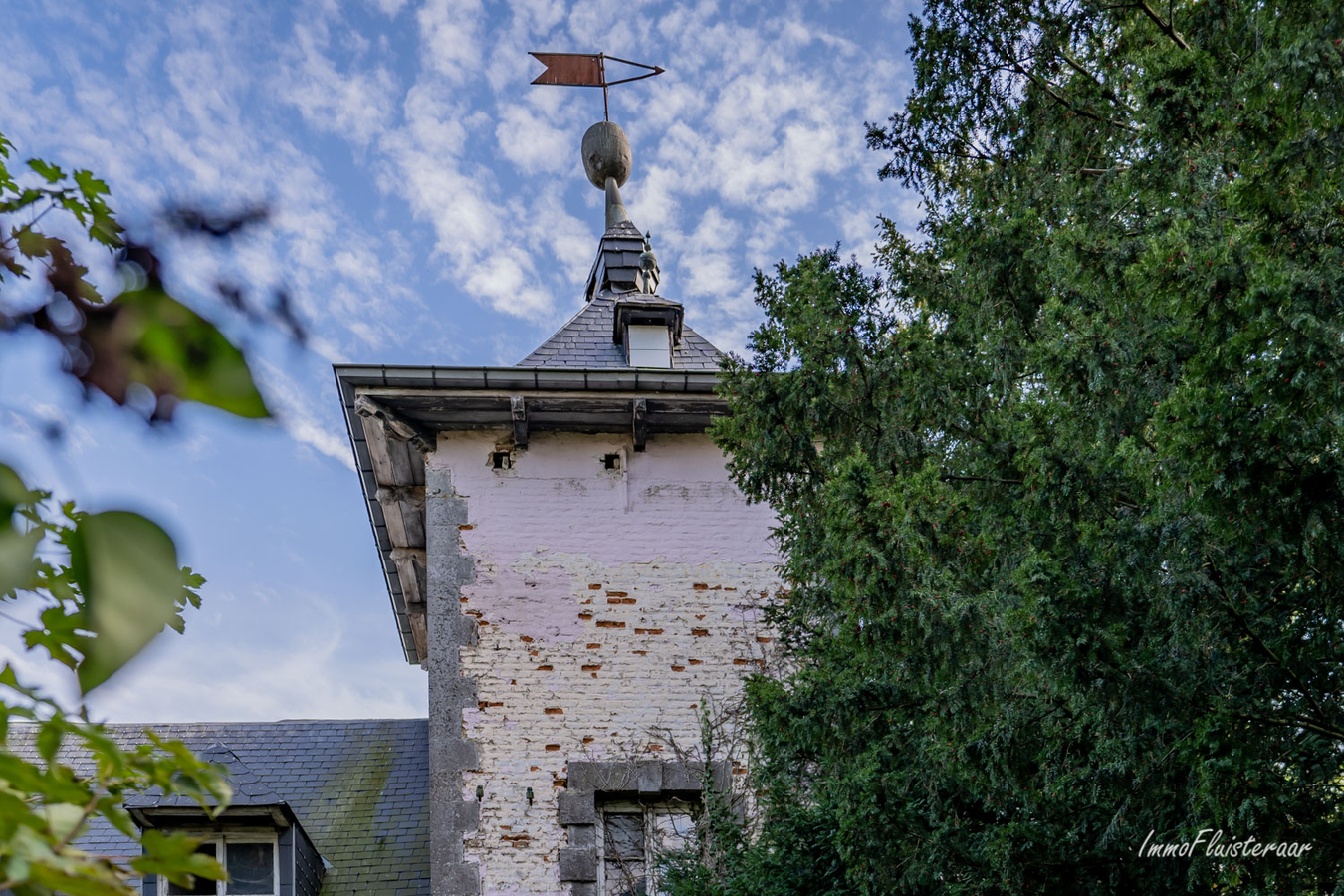 Te renoveren karaktervolle historische hoevewoning met stallingen, binnenkoer, dreef en weiland op ca. 1,36ha te Rebecq (Waals-Brabant) 