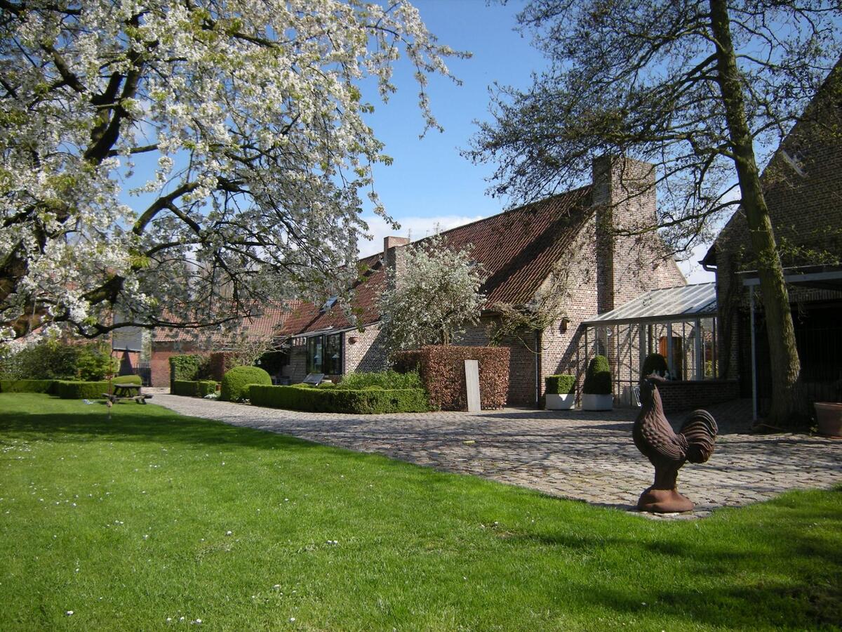 Charmant landhuis met bijgebouwen op ca. 76a 